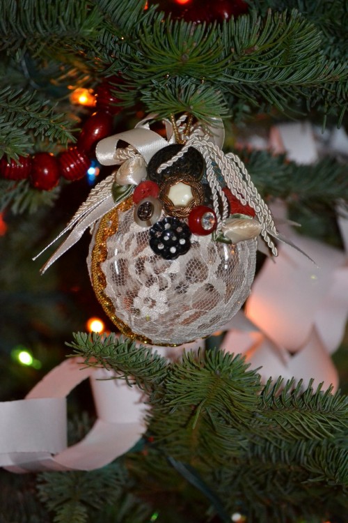 Trimming the tree for a country holiday season 