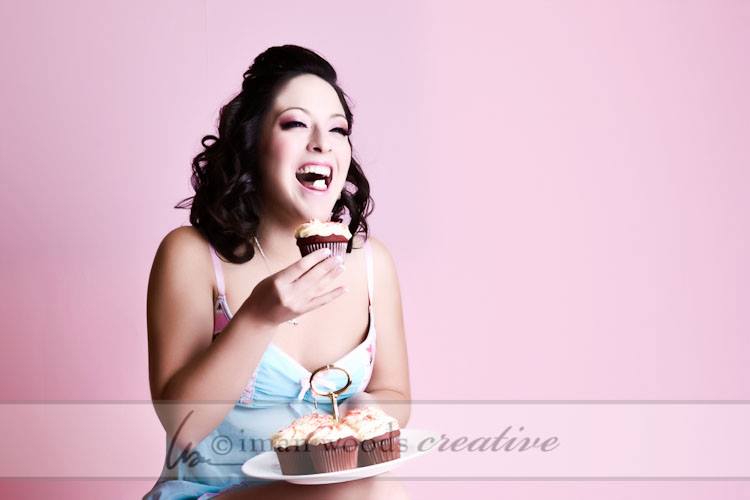 Here's a beautiful pinup girl eating a cupcake and LOVING it! Scandelous!